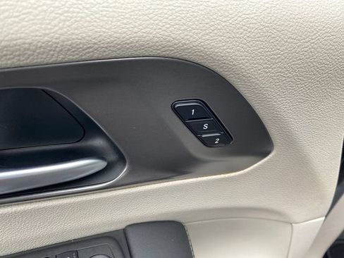 Used 2024 Chrysler Pacifica Touring-L FWD image 16