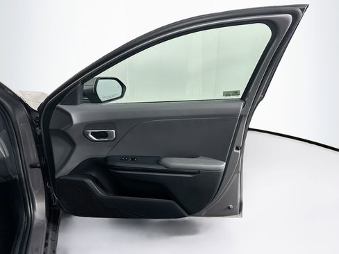 Used 2025 Kia K4 LXS image 32