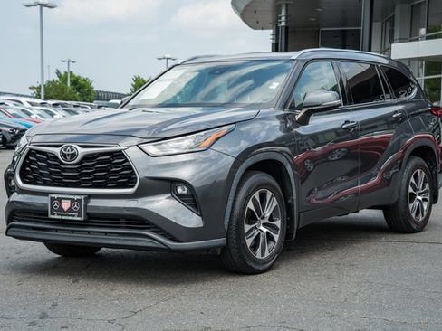 Used 2020 Toyota Highlander XLE AWD/4WD image 3