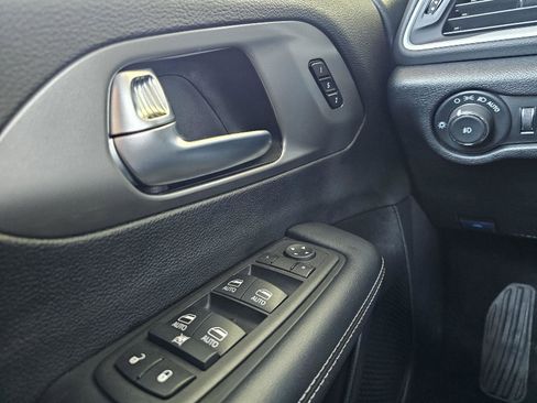 Used 2025 Chrysler Pacifica Select FWD image 23
