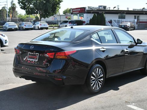 Used 2024 Nissan Altima 2.5 SV image 8