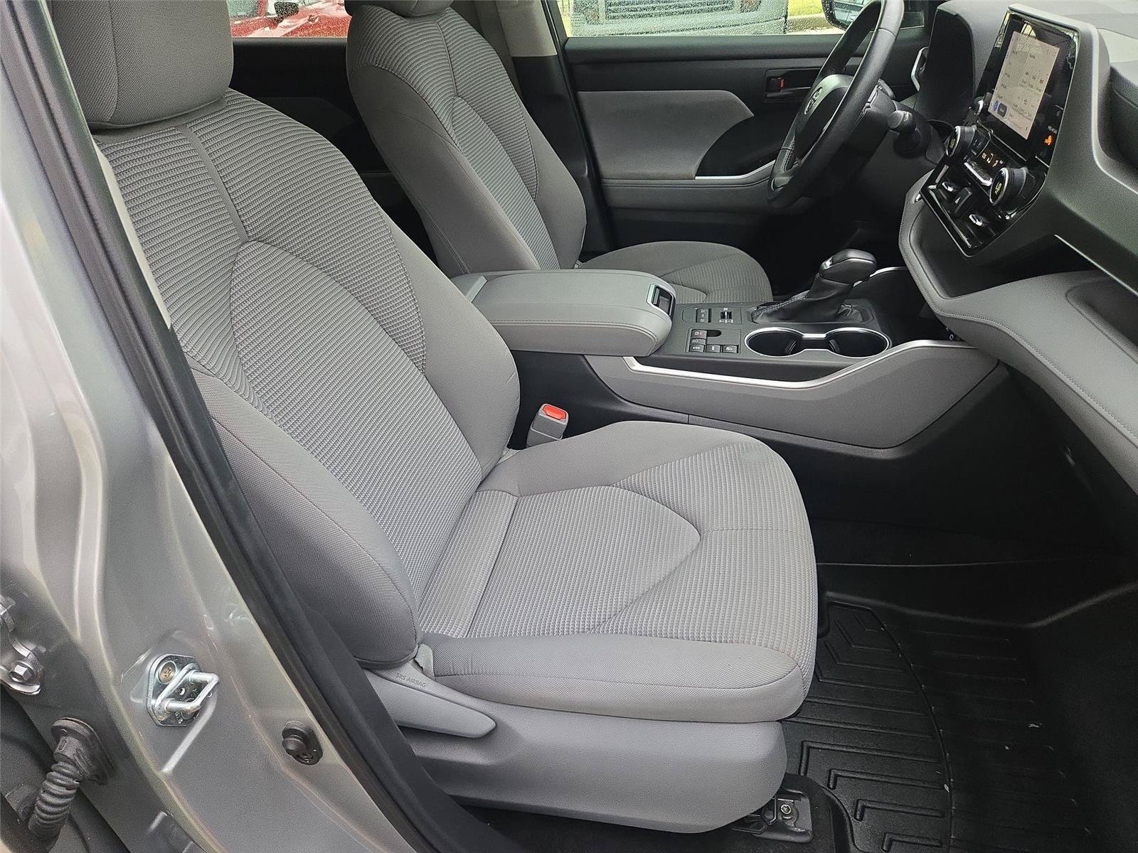 Used 2024 Toyota Highlander LE AWD/4WD image 26