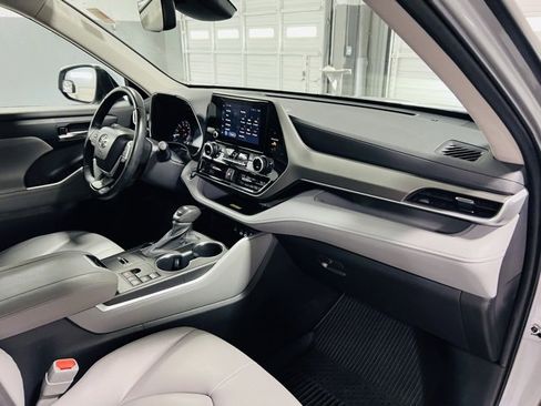 Used 2023 Toyota Highlander XLE image 34