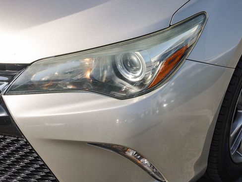 Used 2015 Toyota Camry SE FWD image 5