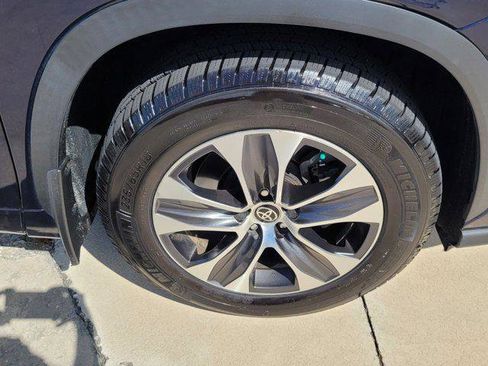 Certified 2021 Toyota Highlander XLE image 14