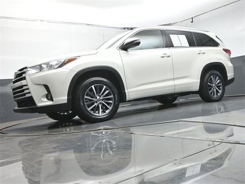 Used 2017 Toyota Highlander XLE image 47