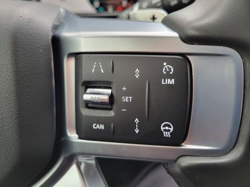 Used 2024 Land Rover Discovery S image 31