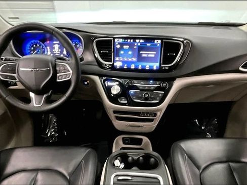 Used 2023 Chrysler Pacifica Touring-L FWD image 18
