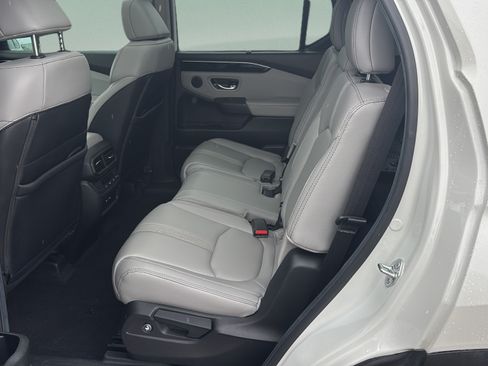 Used 2025 Honda Pilot Touring image 11