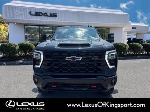 Used 2024 Chevrolet Silverado 2500 ZR2 w/ Technology Package image 8