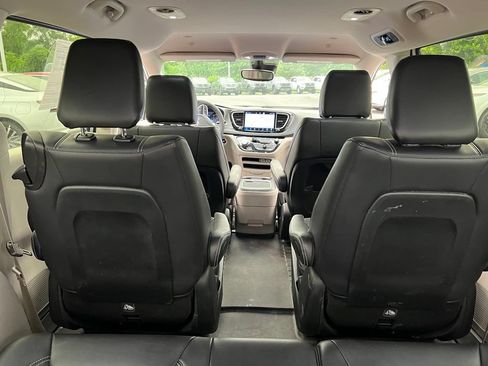 Used 2024 Chrysler Pacifica Limited FWD image 19