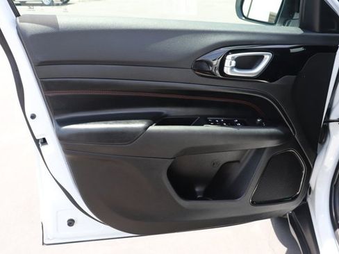 Used 2025 Jeep Compass Trailhawk AWD/4WD image 12