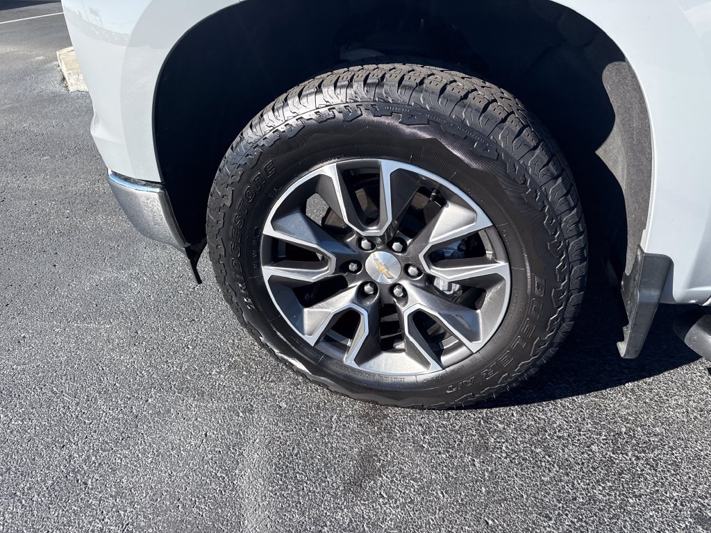 Used 2024 Chevrolet Silverado 1500 LT AWD/4WD image 31