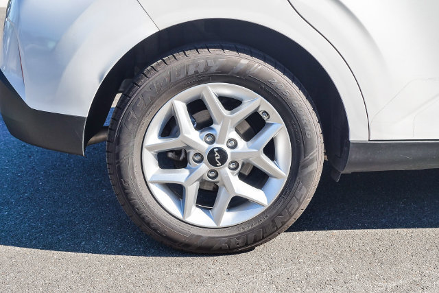 Used 2025 Kia Soul LX w/ LX Technology Package FWD image 9