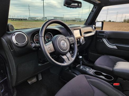 Used 2013 Jeep Wrangler Unlimited Sahara image 16