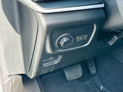 Used 2025 Jeep Grand Cherokee Altitude RWD image 11