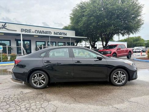 Used 2022 Kia Forte LXS FWD image 2