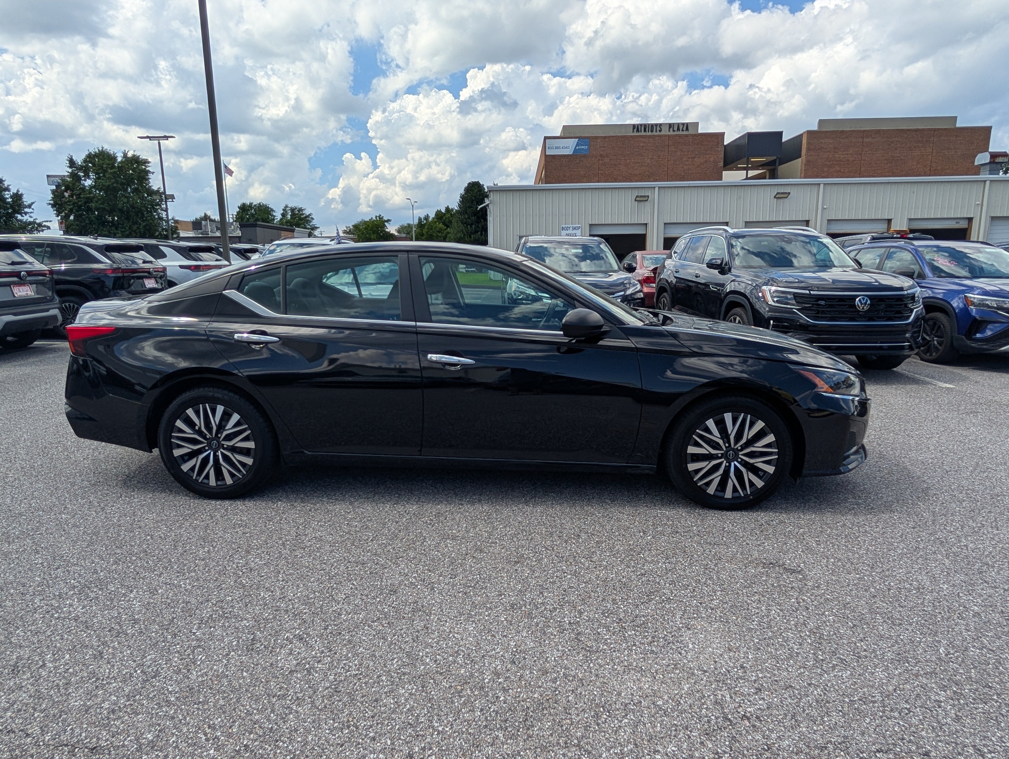 Used 2024 Nissan Altima 2.5 SV FWD image 2