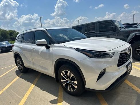 Used 2021 Toyota Highlander XLE AWD/4WD image 3