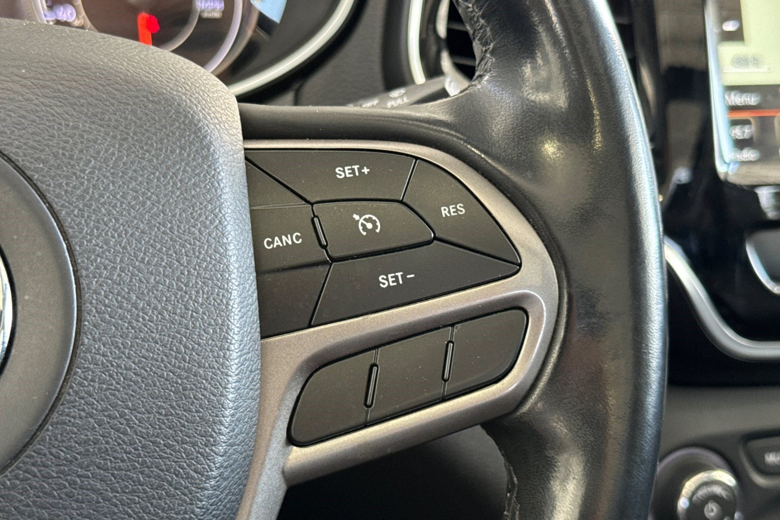 Used 2019 Jeep Cherokee Limited FWD image 32