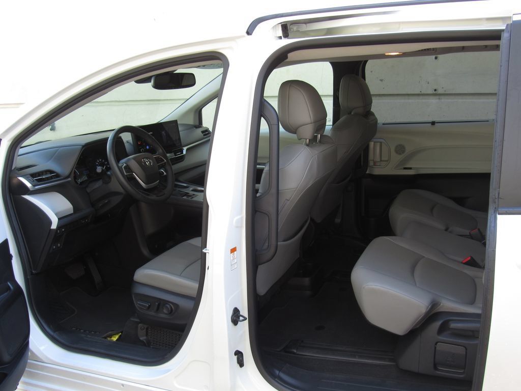 Used 2025 Toyota Sienna XLE FWD image 14