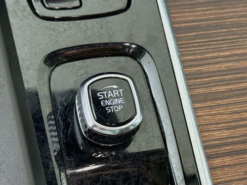 Used 2023 Volvo XC60 B5 Plus w/ Protection Package Premier image 21