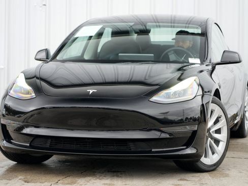 Used 2023 Tesla Model 3 Standard Range image 3
