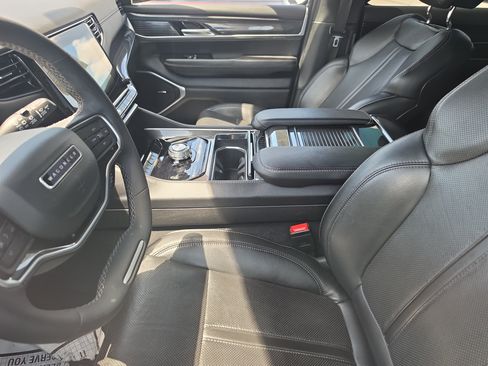Used 2023 Jeep Wagoneer 2WD image 14