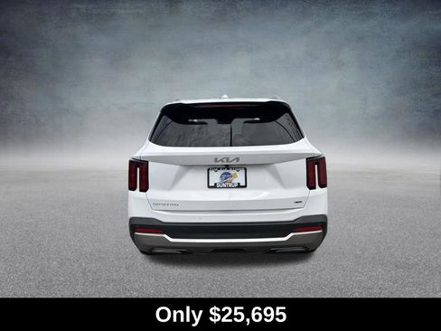 Used 2024 Kia Sorento S image 4