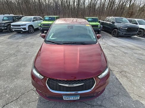 Used 2023 Chrysler Pacifica Touring-L image 13