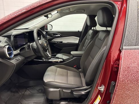 Used 2025 Chevrolet Trax LT w/ Driver Confidence Package image 9