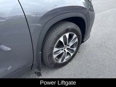Used 2024 Toyota Highlander XLE AWD/4WD image 12