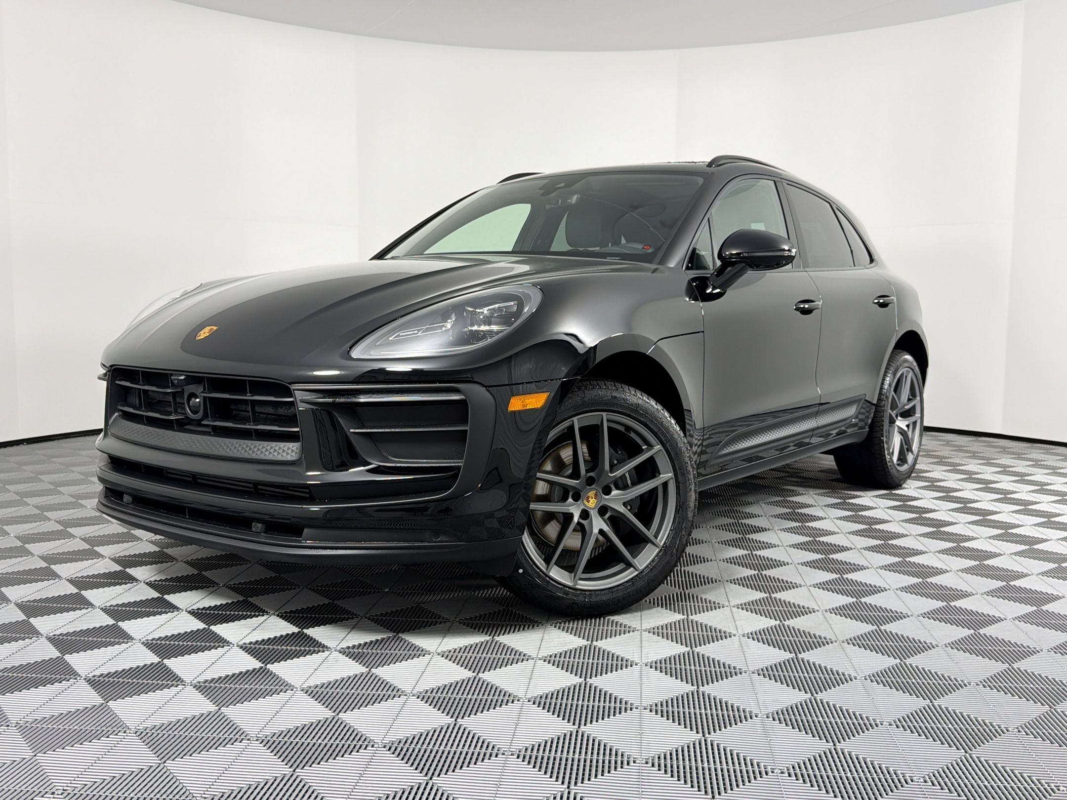 Certified 2026 Porsche Macan AWD/4WD image 1