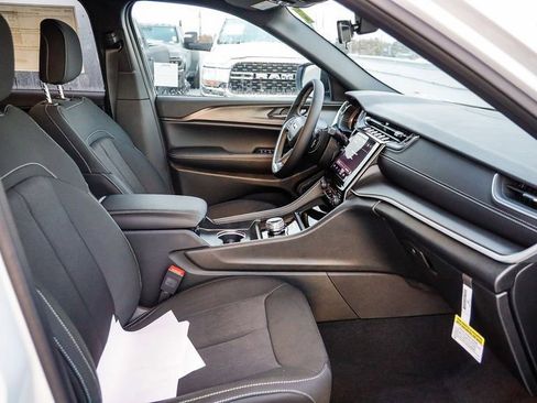 New 2025 Jeep Grand Cherokee Laredo image 17