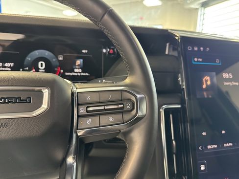 Used 2025 GMC Yukon XL Denali image 17