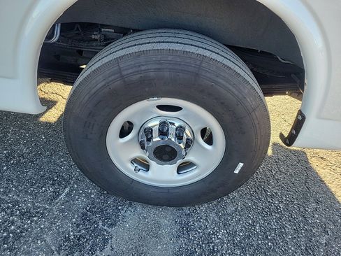 Used 2022 GMC Savana 3500 LS w/ Chrome Appearance Package image 8