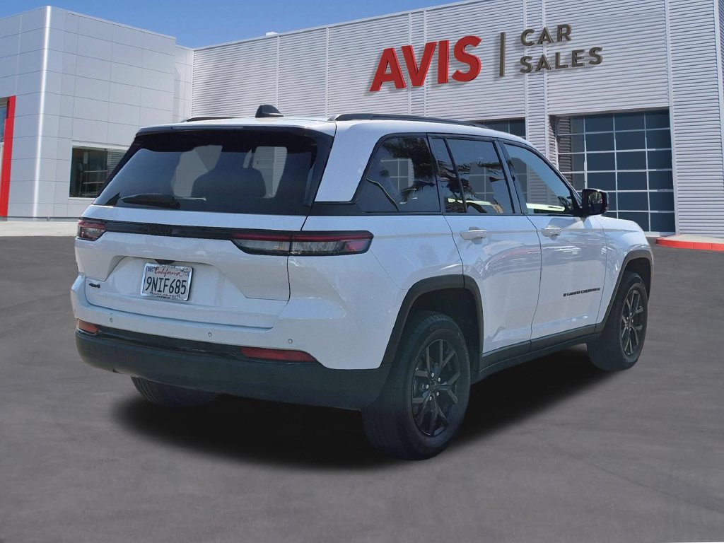 Used 2025 Jeep Grand Cherokee Altitude AWD/4WD image 6