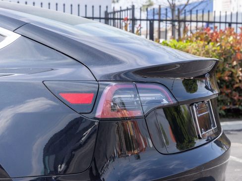 Used 2018 Tesla Model 3 Long Range image 4