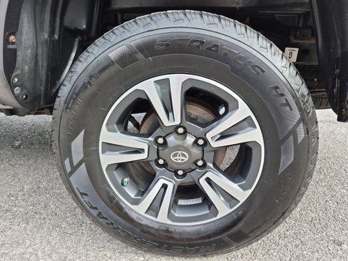 Used 2017 Toyota Tacoma TRD Sport w/ Tow Package (A/T) AWD/4WD image 14