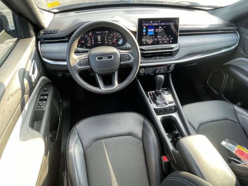 Certified 2024 Jeep Compass Latitude image 12