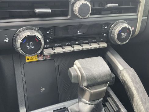 Used 2025 Toyota Tacoma Limited AWD/4WD image 25