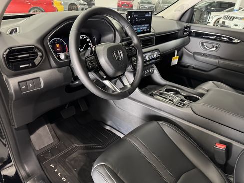 New 2025 Honda Pilot Touring image 9