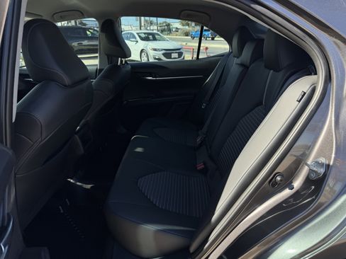 Used 2022 Toyota Camry SE image 10