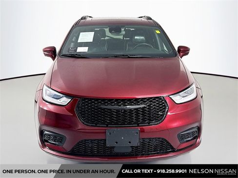 Used 2022 Chrysler Pacifica Limited w/ Uconnect Theater Family Group image 2