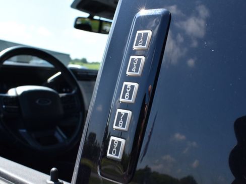 Used 2023 Ford F250 Lariat w/ Lariat Ultimate Package AWD/4WD image 18