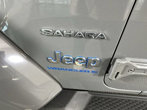 Used 2023 Jeep Wrangler Unlimited Sahara AWD/4WD image 11