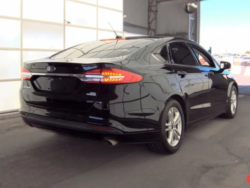Used 2018 Ford Fusion SE w/ Fusion SE Technology Package FWD image 2