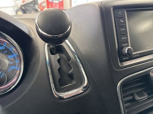 Used 2013 Chrysler Town & Country Touring image 40