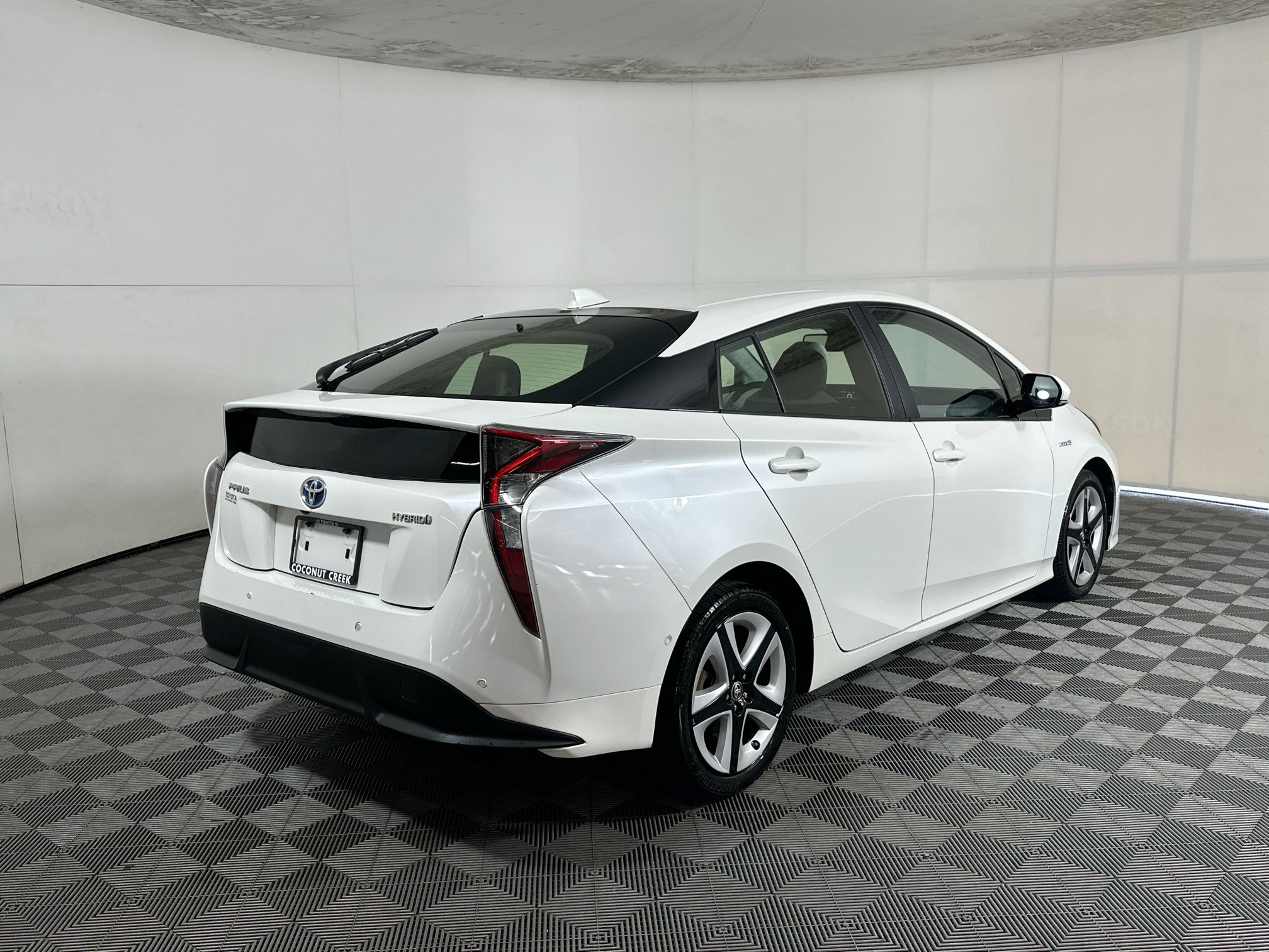 Used 2017 Toyota Prius Four Touring w/ Premium Convenience Package FWD image 3