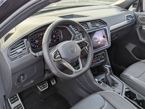 Certified 2022 Volkswagen Tiguan SEL R-Line image 13